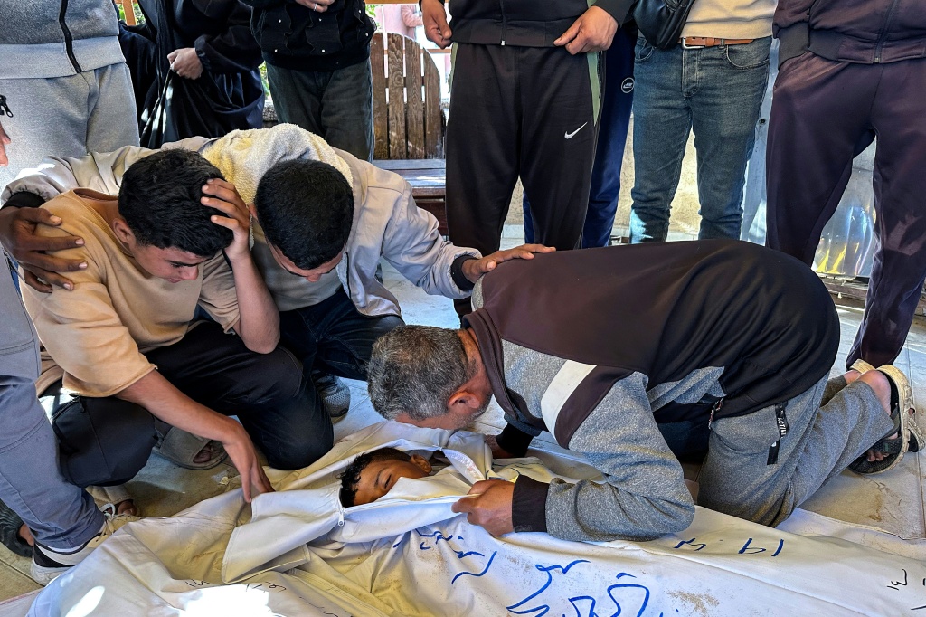 مشيعونيودعون طفلا فلسطينيا قتل في غارة إسرائيلية، في مستشفى ناصر في خان يونس جنوب قطاع غزة في 19 نيسان/أبريل 2025 (أ ف ب)   