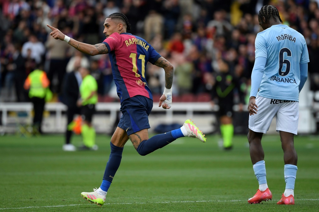 البرازيلي رافيينا فرحا بتسجيله هدف الفوز لفريقه برشلونة أمام سلتا فيغو على الملعب الأولمبي لويس كومبانيس في برشلونة في 19 نيسان/أبريل 2025 (ا ف ب)   