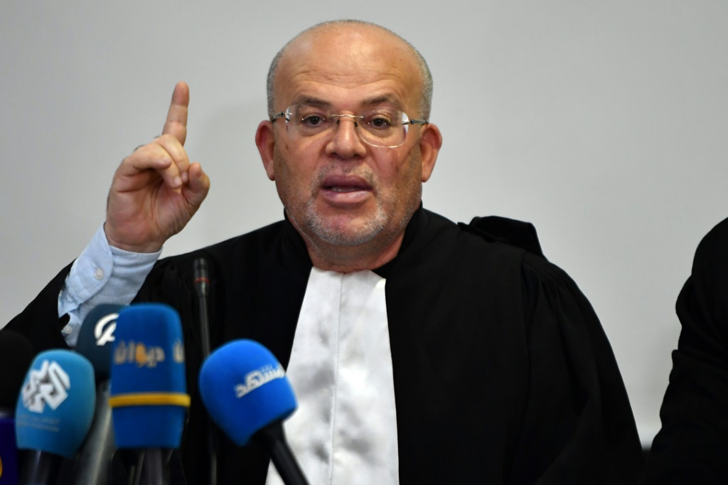 سمير ديلو محامي هئية الدفاع عن الشخصيات المعارضة المسجونة بأحكام قاسية في مؤتمر صحافي في تونس فس 21 نيسان/ابريل 2025 (أ ف ب)   