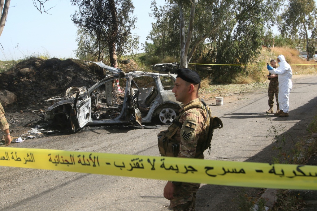 قوات الأمن اللبنانية في موقع غارة جوية إسرائيلية في بعورتا بالقرب من بلدة الدامور الساحلية، على بعد حوالي 20 كيلومترا جنوب بيروت، والتي قتلت قائدا في الجماعة الإسلامية المتحالفة مع حركة حماس الفلسطينية، في 22 نيسان/أبريل 2025 (أ ف ب)   
