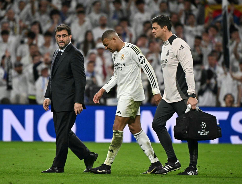 الفرنسي كيليان مبابي مهاجم ريال مدريد الإسباني يخرج مصابا أمام أرسنال الإنكليزي في دوري أبطال أوروبا لكرة القدم. ملعب سانتياغو برنابيو، مدريد، في 16 نيسان/أبريل 2025 (أ ف ب)   