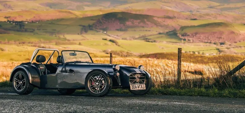 تصميم كلاسيكي بلمسة عصرية.. Caterham تختتم حقبة CSR بإصدار خاص (الرجل)