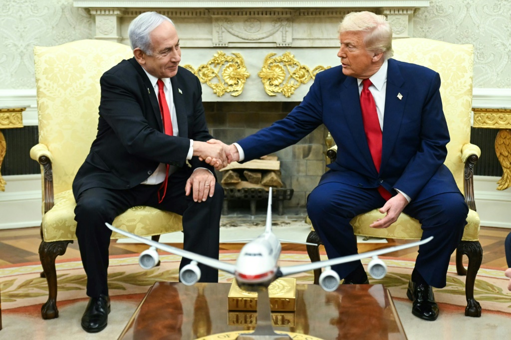 الرئيس الأميركي دونالد ترامب ورئيس الوزراء الإسرائيلي بنيامين نتانياهو في البيت الأبيض في واشنطن في السابع من نيسان/أبريل 2025 (أ ف ب)   