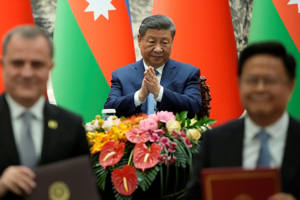 الرئيس الصيني شي جينبينغ صفيق خلال مراسم التوقيع على اتفاقيات مع جورجيا الأذربيجانية إلهام علييف في بكين بتاريخ 23 نيسان/أبريل 2025 (ا ف ب)
