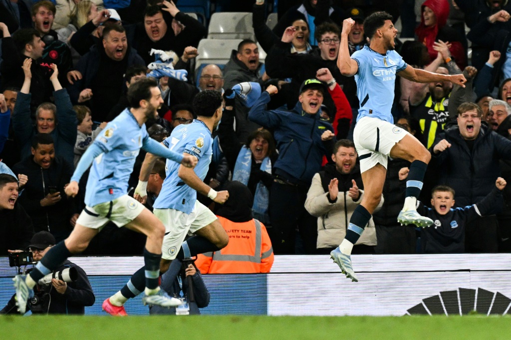البرتغالي ماتيوس نونيش يفجر فرحته بهدفه القاتل في مرمى استون فيلا في ملعب الاتحاد ستاديوم في مانشستر في 22 نيسان/أبريل 2025 (أ ف ب)   