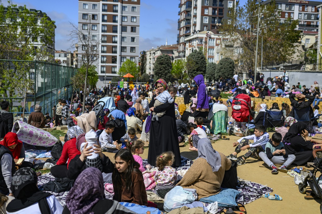 سكان لجأوا إلى حديقة في إسطنبول في 23 نيسان/أبريل 2025، بعد زلزال بقوة 6,2 درجات ضرب بحر مرمرة بالقرب من الضواحي الغربية لإسطنبول وتلته عشرات الهزات الارتدادية (أ ف ب)   