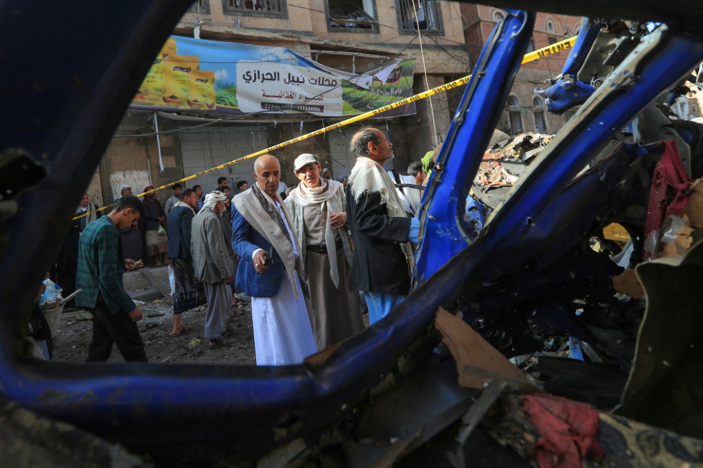 أشخاص يعاينون الضرر اللاحق جراء ضربة جوية أميركية في العاصمة صنعاء في 21 نيسان/أبريل 2025 (أ ف ب)   