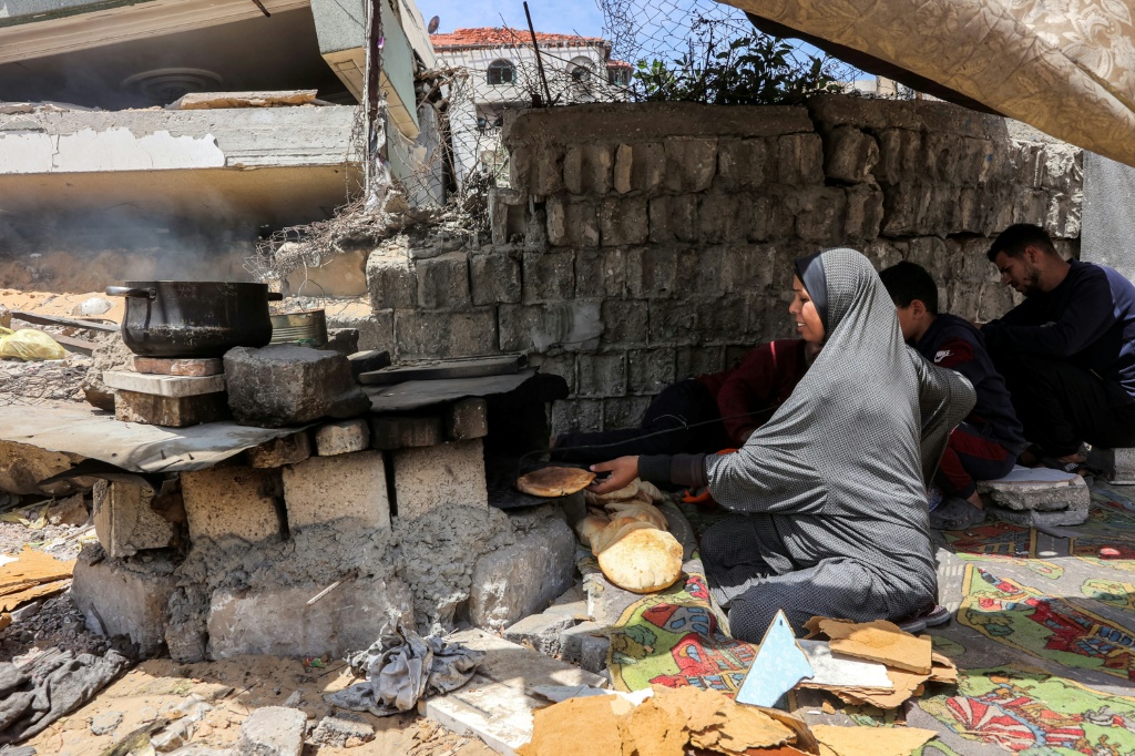 امرأة تعد خبز الصاج في خيمة في مدينة غزة في 21 نيسان/أبريل 2025 (ا ف ب)   