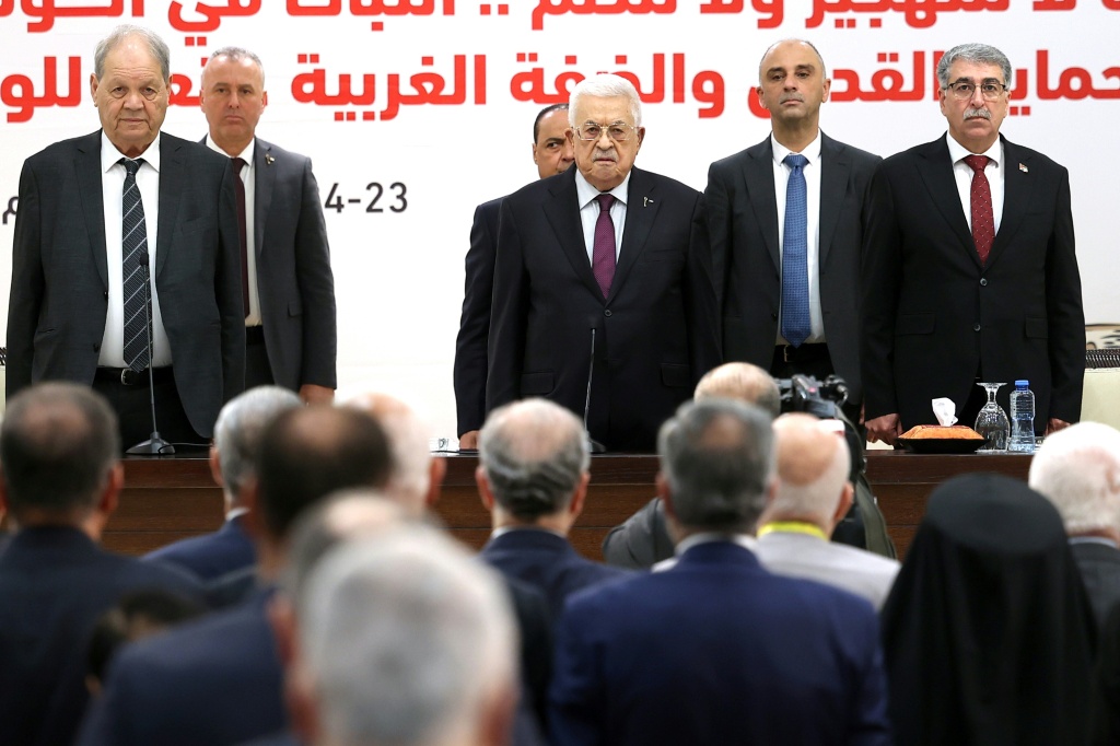 رئيس السلطة الفلسطينية محمود عباس في الدورة الثانية والثلاثين للمجلس المركزي لمنظمة التحرير الفلسطينية في رام الله في 23 نيسان/أبريل 2025 (أ ف ب)   