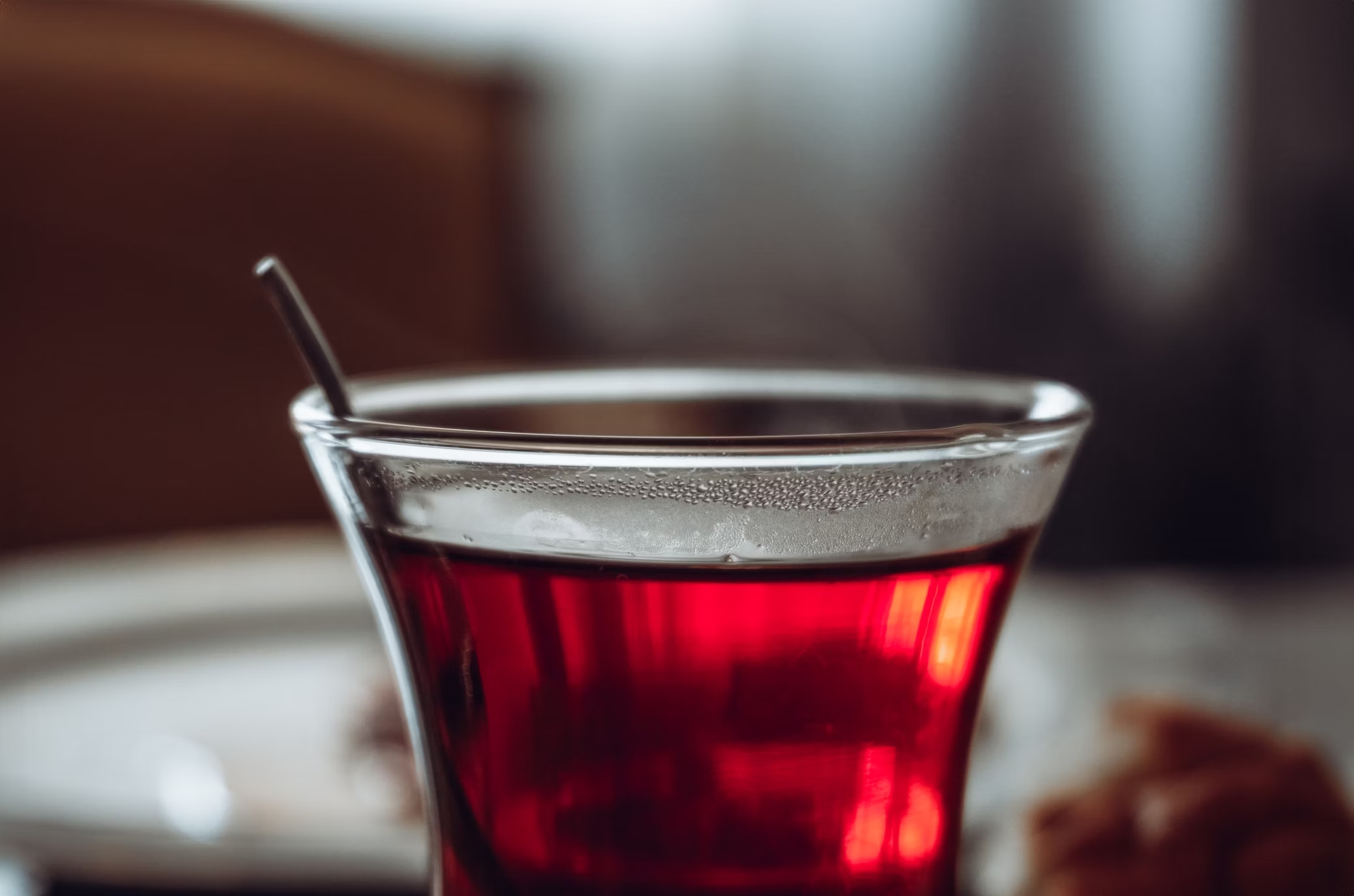 وجد الباحثون أن الأشخاص الذين يشربون كوبًا من الشاي الساخن يوميًا ينخفض لديهم خطر الإصابة بالغلوكوما بنسبة 74%، مقارنة بمن لم يشربوا الشاي (أونسبلاش)