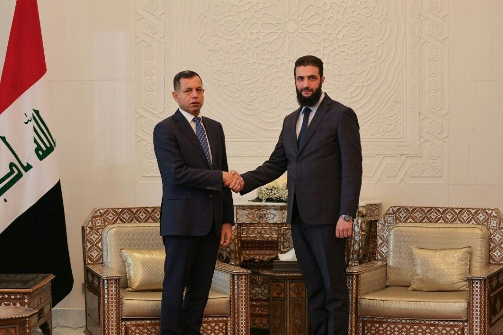صورة وزعتها الوكالة العربية السورية للأنباء (سانا) تُظهر الرئيس السوري الانتقالي أحمد الشرع (يمين) ورئيس جهاز المخابرات العراقية حميد الشطري، في دمشق في 26 كانون الأول/ديسمبر 2024 (أ ف ب)   