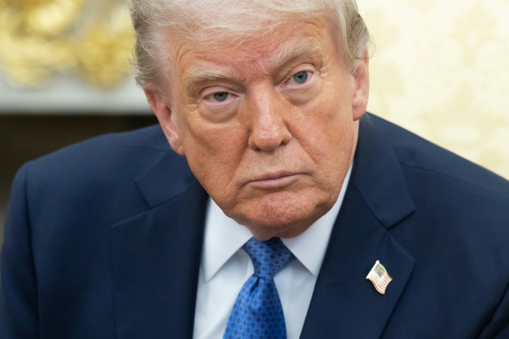الرئيس الأميركي دونالد ترامب خلال اجتماع في البيت الأبيض في واشنطن، 24 نيسان/أبريل 2025 (أ ف ب)   