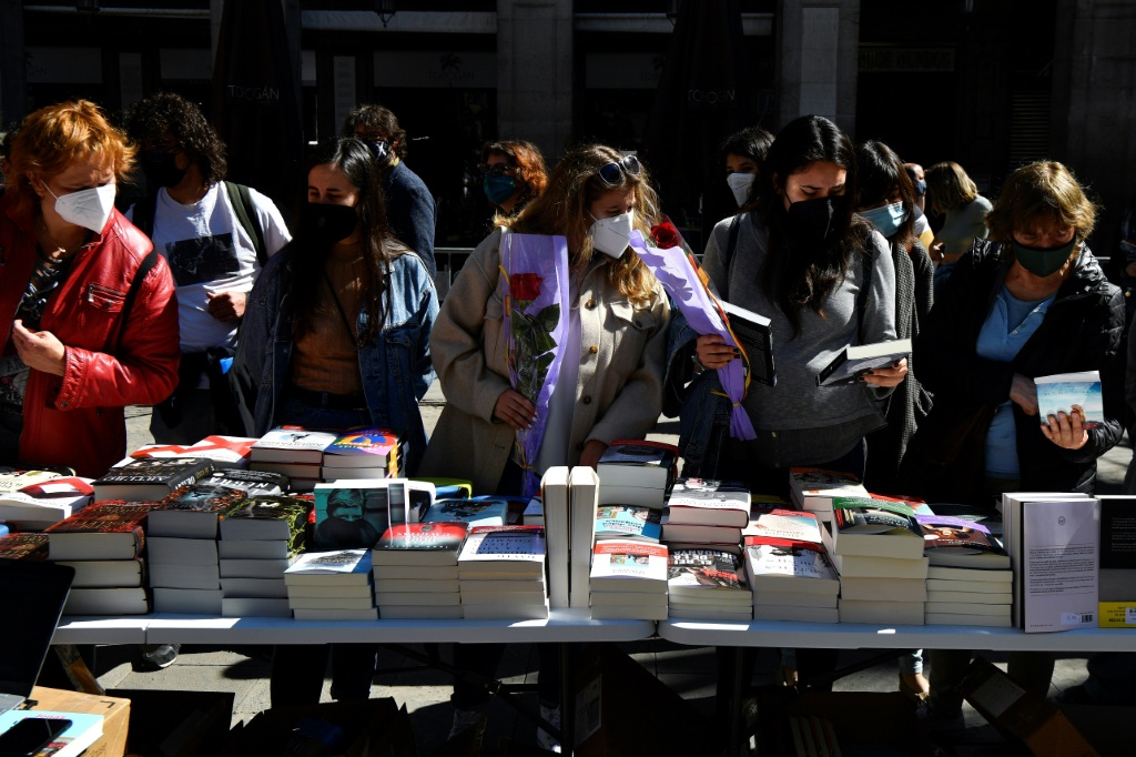 صورة التقطت في 23 نيسان/أبريل 2021 لأشخاص يتجمعون لشراء كتب بمناسبة عيد سانت جوردي في برشلونة (أ ف ب)   