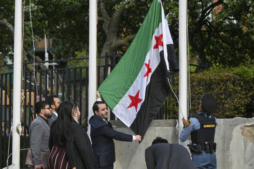 وزير الخارجية السوري أسعد الشيباني يرفع العلم السوري الجديد خلال حفل رفع العلم أمام مقر الأمم المتحدة في نيويورك في 25 نيسان/أبريل 2025 (ا ف ب)   