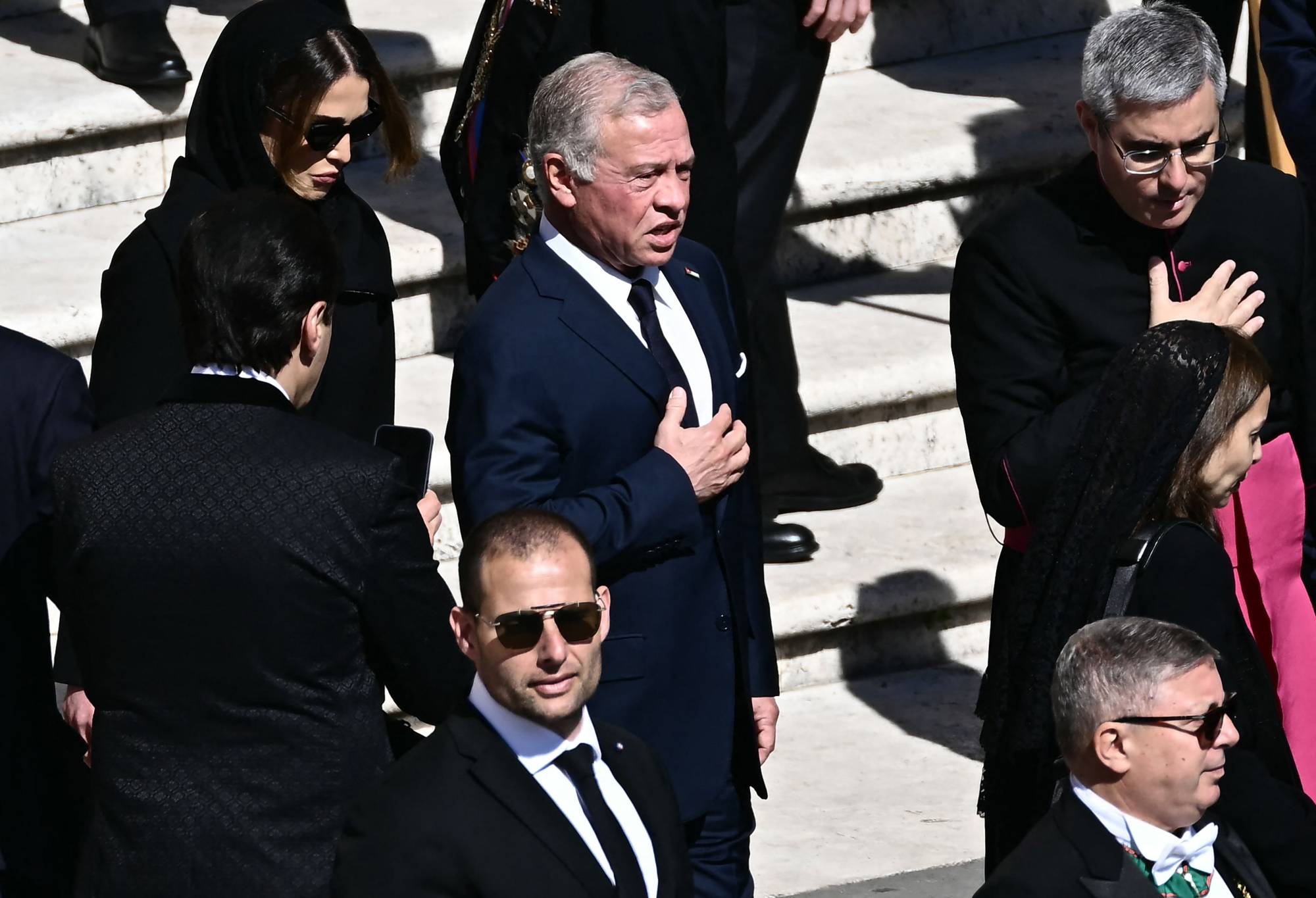 الملك الأردني عبد الله الثاني (وسط) يصل برفقة الملكة رانيا قبل مراسم جنازة البابا الراحل فرنسيس بساحة القديس بطرس في الفاتيكان (أ.ف.ب)