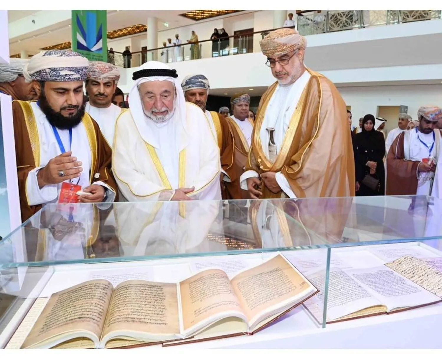 الشيخ الدكتور سلطان بن محمد القاسمي حاكم إمارة الشارقة خلال مشاركته في افتتاح معرض مسقط الدولي للكتاب (العمانية)