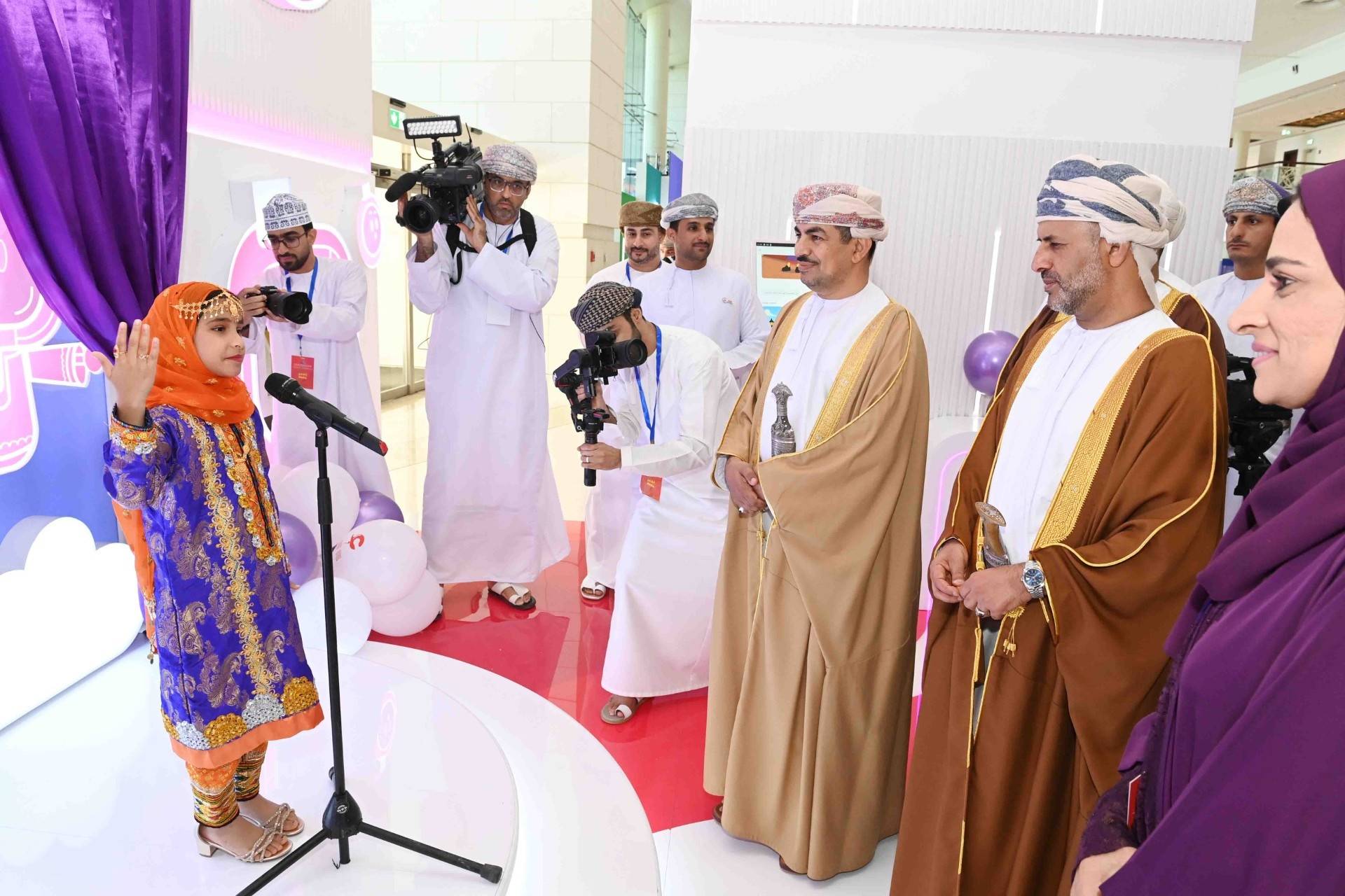 الدكتور عبد الله الحراصي وزير الإعلام العماني لدى إطلاق منصة «عين للطفل» في معرض مسقط الدولي للكتاب (العمانية)