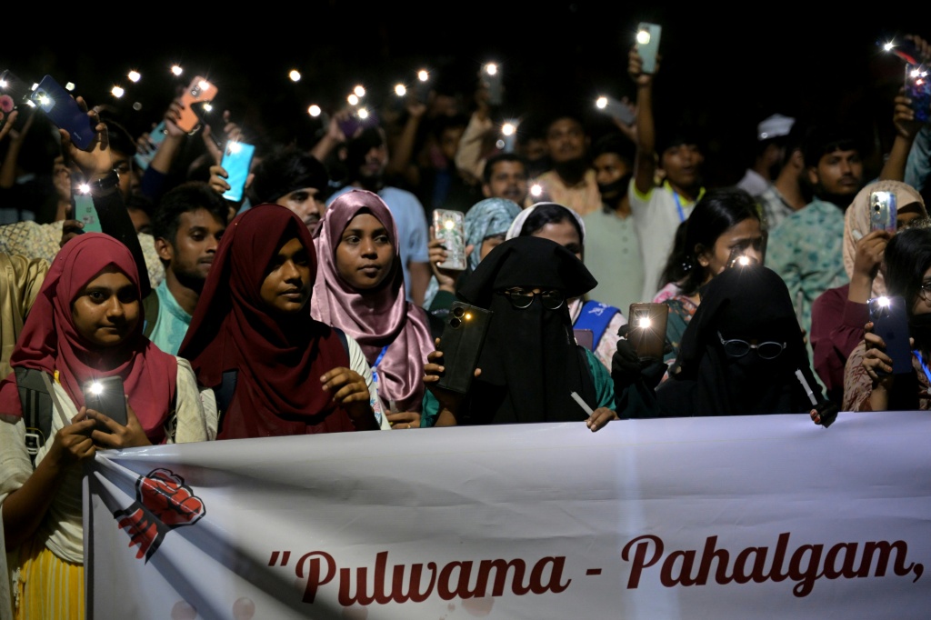مسيرة في كولكاتا في 24 نيسان/أبريل 2025 تكريما للأشخاص الذين قُتلوا على يد مسلحين في باهالغام في كشمير الهندية (أ ف ب)   