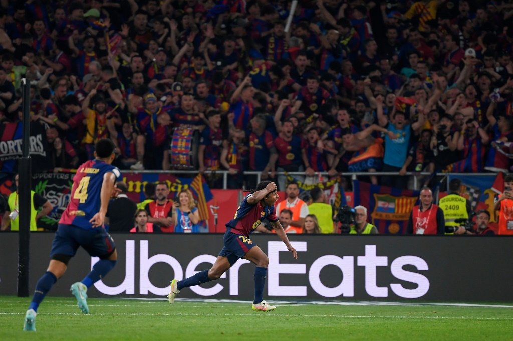 الفرنسي جول كونديه لاعب برشلونة يحتفل بعد تسجيله هدف الفوز في مرمى ريال مدريد (3-2) في نهائي كأس إسبانيا لكرة القدم. إشبيلية، في 26 نيسان/أبريل 2025 (ا ف ب)   