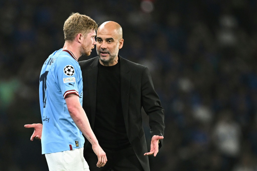 الإسباني بيب غوارديولا (يمين) مدرب مانشستر سيتي الإنكليزي مع البلجيكي كيفن دي بروين في مواجهة إنتر ميلان الإيطالي ضمن دوري أبطال أوروبا لكرة القدم. اسطنبول، في 10 حزيران/يونيو 2023 (ا ف ب)   