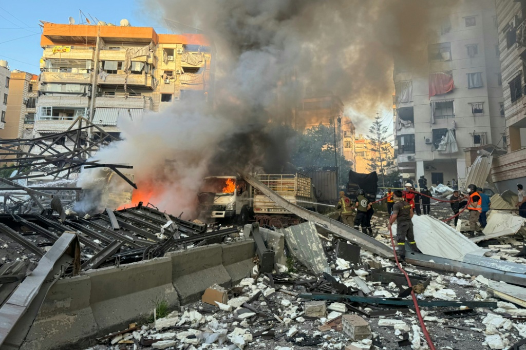 محاولة اخماد حريق اندلع بعد غارة اسرائيلية استهدفت الضاحية الجنوبية لبيروت في 27 نيسان/ابريل 2025 (أ ف ب)   