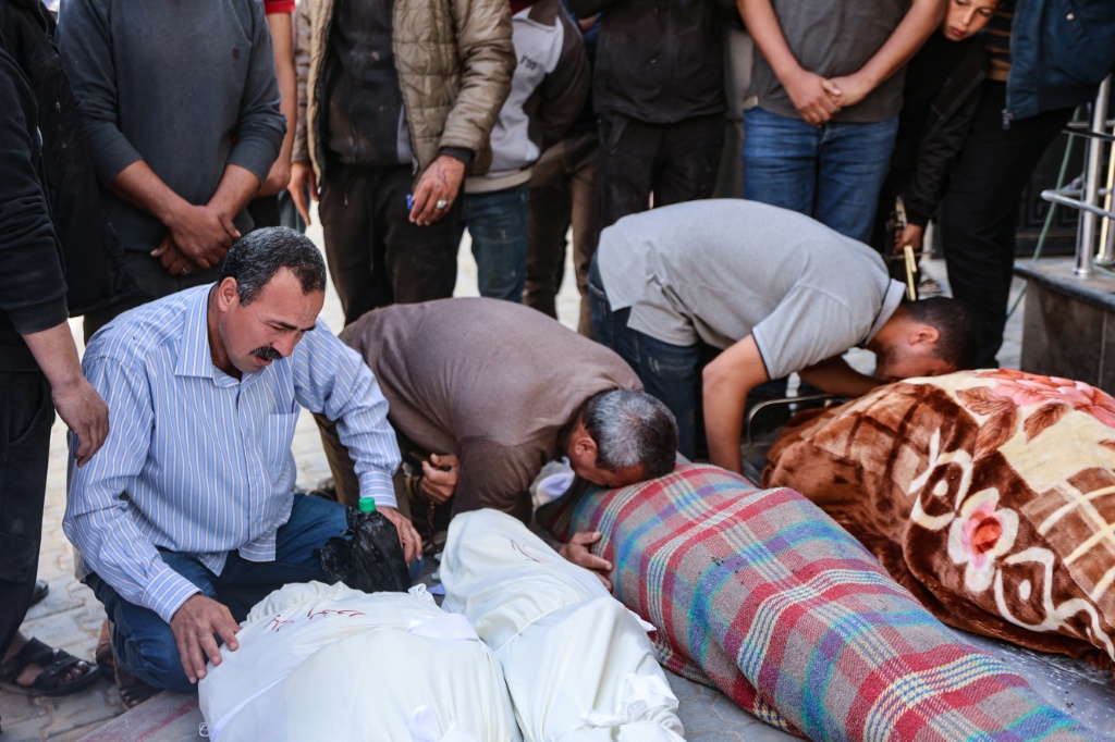    جثامين في ساحة مستشفى الشفاء بعد استهداف منزل بغارة إسرائيلية في حي الصبرة بمدينة غزة بتاريخ 26/4/2025 (أ ف ب)   
