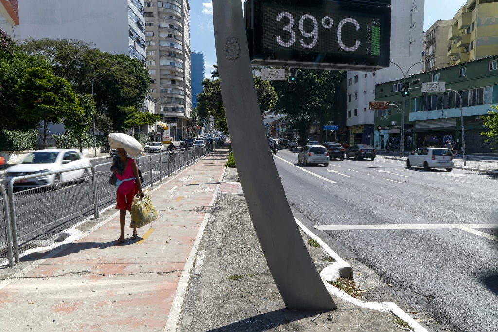 مقياس حرارة في الشارع يشير إلى 39 درجة مئوية في مدينة ساو باولو البرازيلية في 17 آذار/مارس 2024 (أ ف ب)   