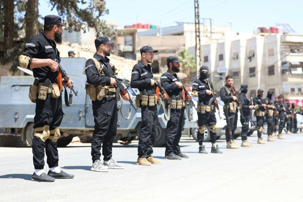    صورة وفرتها وزارة الداخلية السورية عبر صفحتها على شبكة فيسبوك تظهر عناصر من القوى الأمنية السورية في أحد شوارع ضاحية جرمانا التي تسكنها غالبية درزية ومسيحية قرب دمشق في 29 نيسان/أبريل 2025 (أ ف ب)   