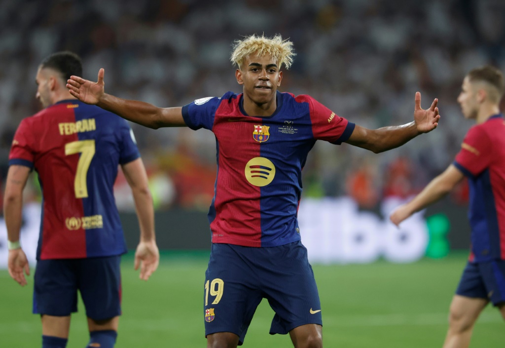 نجم برشلونة لامين جمال محتفلا بهدف زميله فيران توريس في مرمى ريال مدريد في نهائي كأس اسبانيا. 26 نيسان/ابريل 2025 (أ ف ب)   