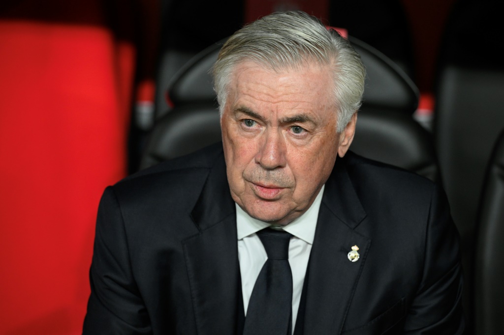 المدرب الإيطالي لريال مدريد الإسباني كارلو أنشيلوتي خلال المباراة النهائية لمسابقة كأس ملك إسبانيا ضد برشلونة على ملعب لا كارتوخا في إشبيلية في 26 نيسان/أبريل 2025 (أ ف ب)   