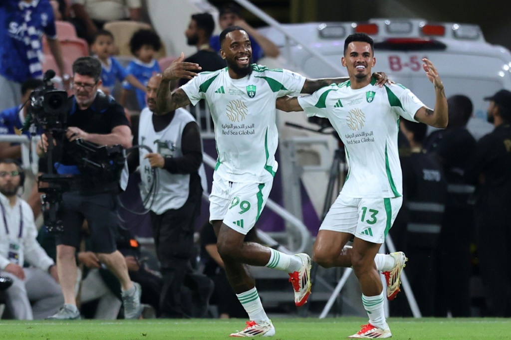 الانكليزي إيفان توني (الرقم 99) مهاجم الأهلي يحتفل بتسجيله الهدف الثاني في مرمى الهلال على ملعب الإنماء في مدينة الملك عبد الله في جدة في 29 نيسان/أبريل 2025 (أ ف ب)   