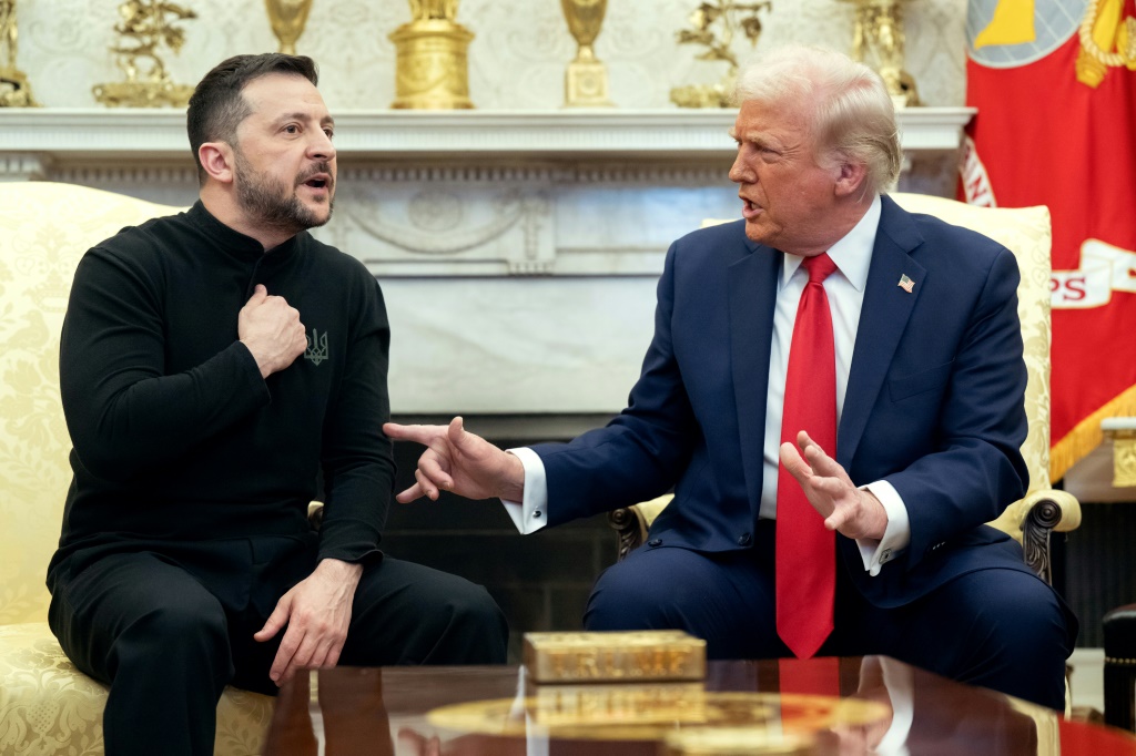 الرئيس الأميركي دونالد ترامب ونظيره الأوكراني فولوديمير زيلينسكي في البيت الأبيض بتاريخ 25 شباط/فبراير 2025   (أ ف ب)