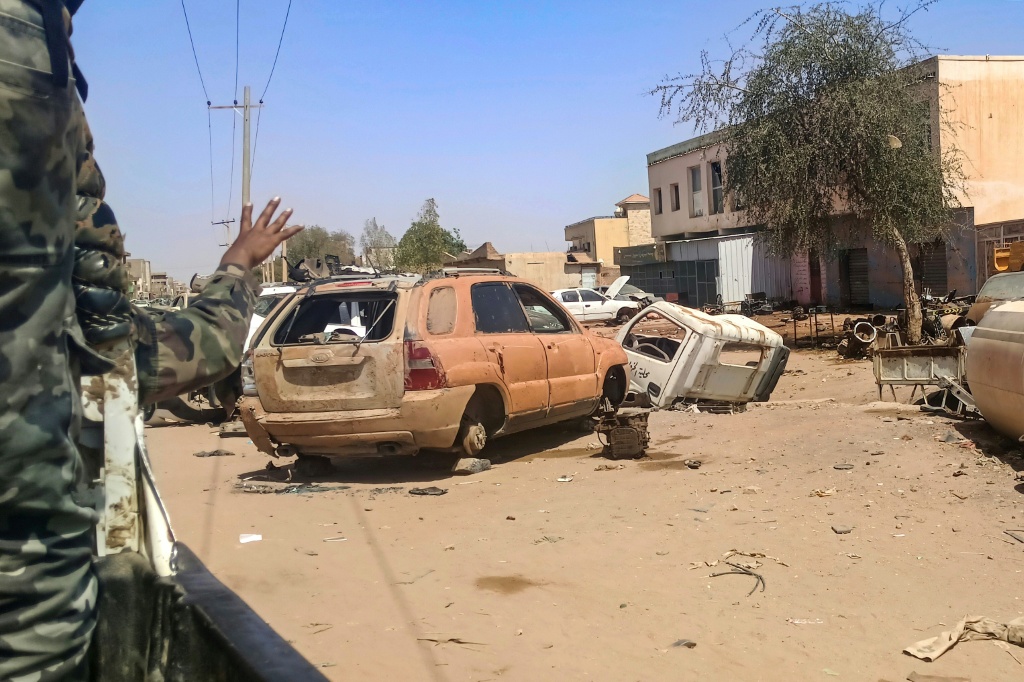 جندي سوداني في شارع في الخرطوم في الثاني من نيسان/أبريل 2025 (أ ف ب)   