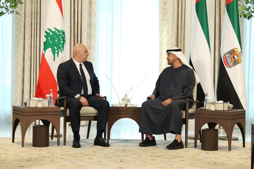 صورة نشرها المكتب الإعلامي للرئاسة اللبنانية للرئيس اللبناني جوزاف عون مع رئيس دولة الإمارت الشيخ محمد بن زايد آل نهيان في أبوظبي في 30 نيسان/أبريل 2025 (أ ف ب)   