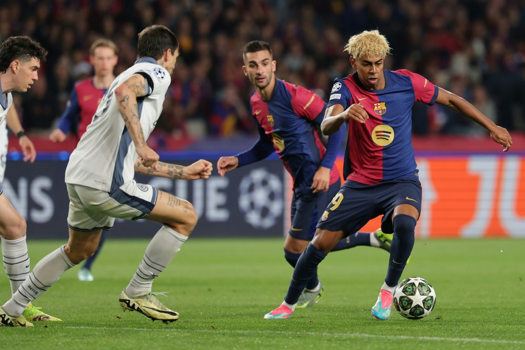 جناح برشلونة الاسباني لامين جمال خلال المباراة ضد إنتر ميلان الايطالي (3-3) في ذهاب نصف نهائي مسابقة دوري ابطال اوروبا في برشلونة في 30 نيسان/أبريل 2025 (أ ف ب)   