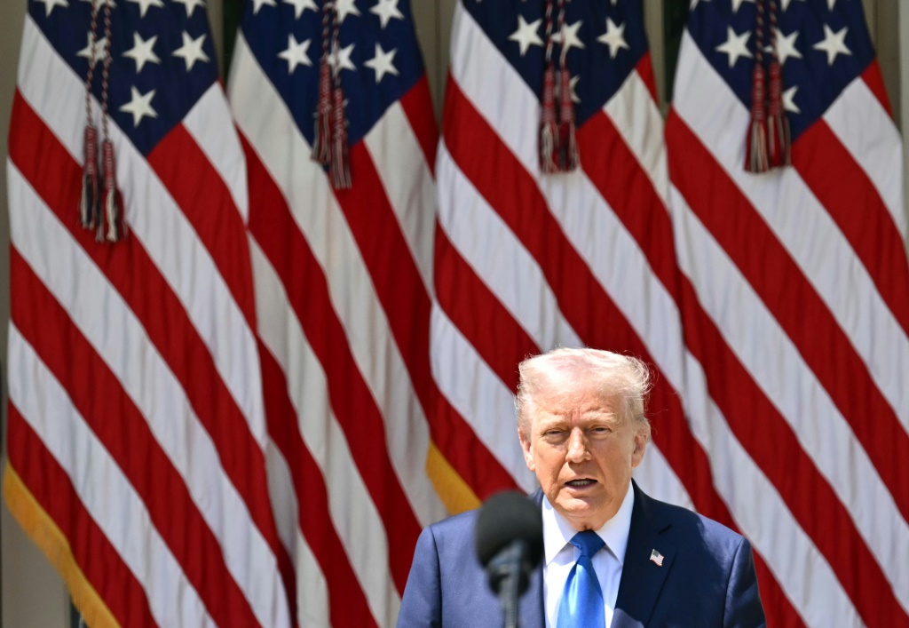 الرئيس الأميركي دونالد ترامب في البيت الأبيض في الأول من أيارمايو 2025 في واشنطن العاصمة (ا ف ب)