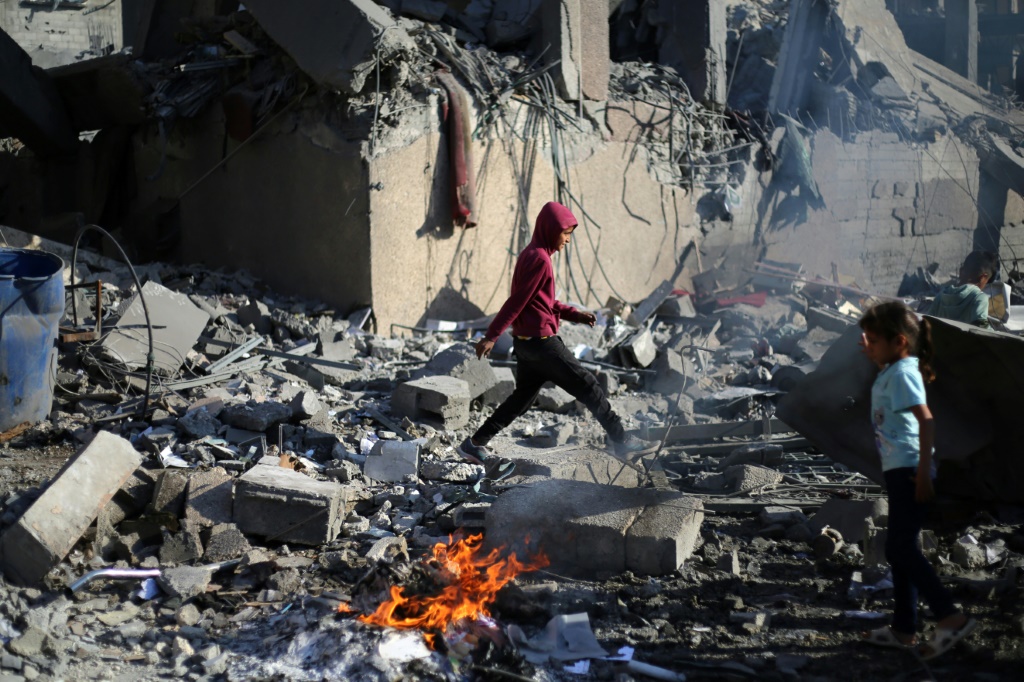    صورة لفلسطيني وسط الأنقاض في مخيم النصيرات في وسط قطاع غزة في 29 نيسان/أبريل 2025 (ا ف ب)