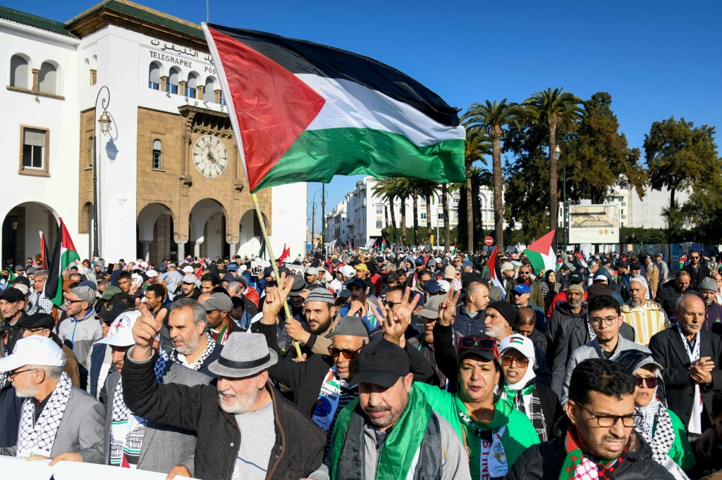 نظمت الهيئة المغربية لنصرة قضايا الأمة (غير حكومية) هذه الاحتجاجات المتواصلة لنصرة أهل القطاع الفلسطيني (أ ف ب)