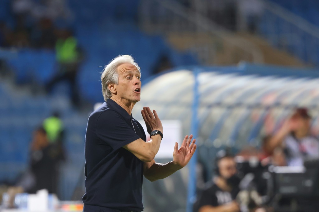     أقال الهلال جيزوس بسبب سوء النتائج (أ ف ب)