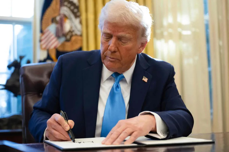 ترمب يوقّع على قرار تنفيذي في البيت الأبيض في 2025 (أ ف ب)