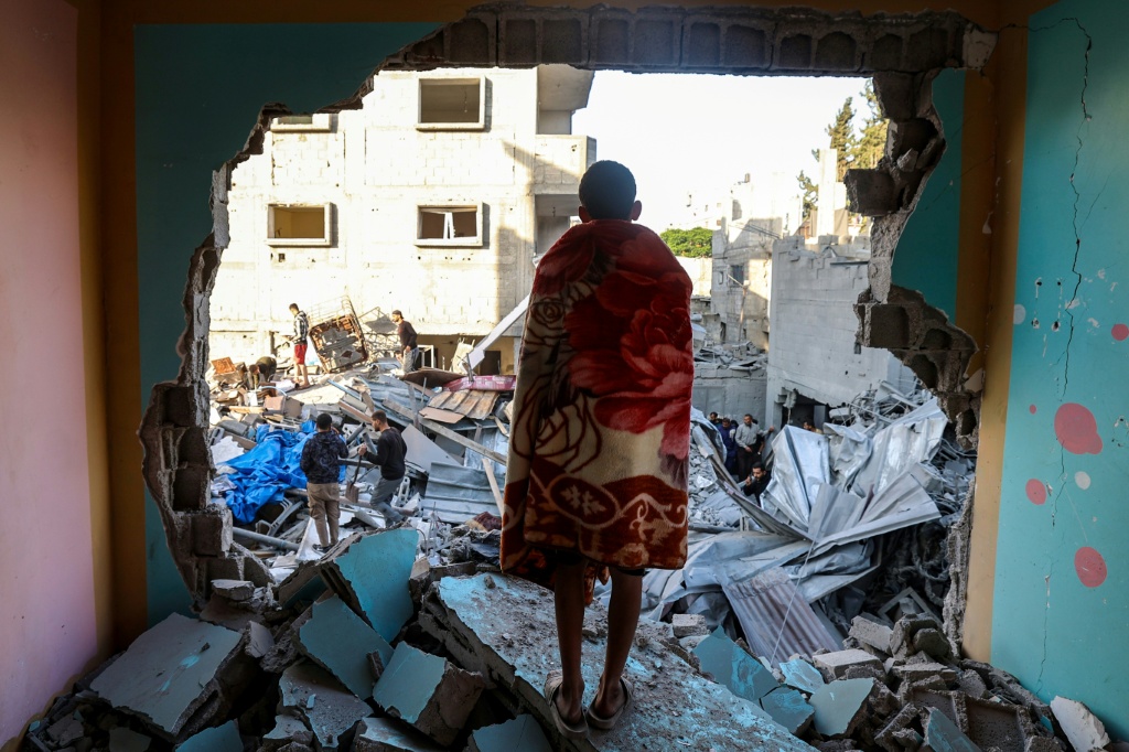     فتى فلسطيني داخل منزله المهدم في مخيم البريج في وسط غزة 2 أيار/مايو 2025 (ا ف ب)   
