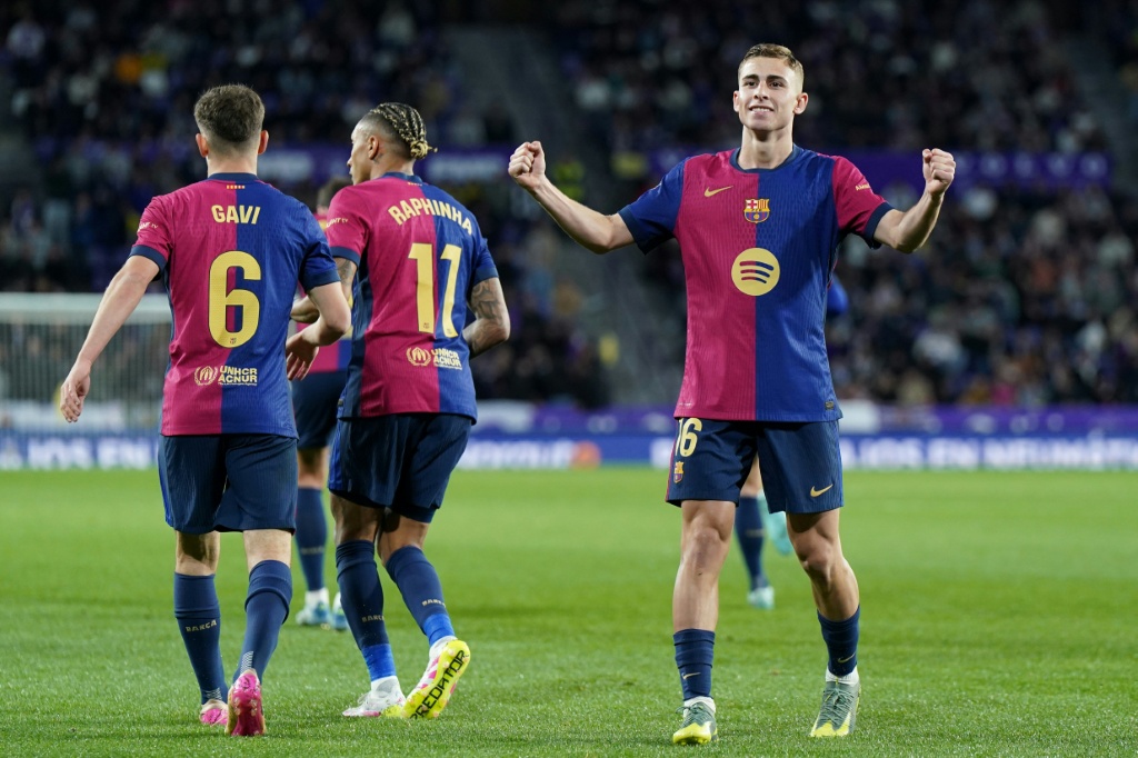    لاعب وسط برشلونة فيرمين لوبيس يحتفل بتسجيل هدف فريقه الثاني ضد ريال بلد الوليد (أ ف ب)