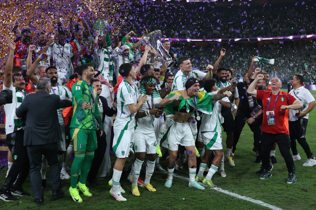    لاعبو الاهلي السعودي يرفعون كأس دوري أبطال آسيا للنخبة في كرة القدم عقب الفوز على كاواساكي الياباني 2-0 في النهائي السبت في 3 أيار/مايو 2025 (أ ف ب)   