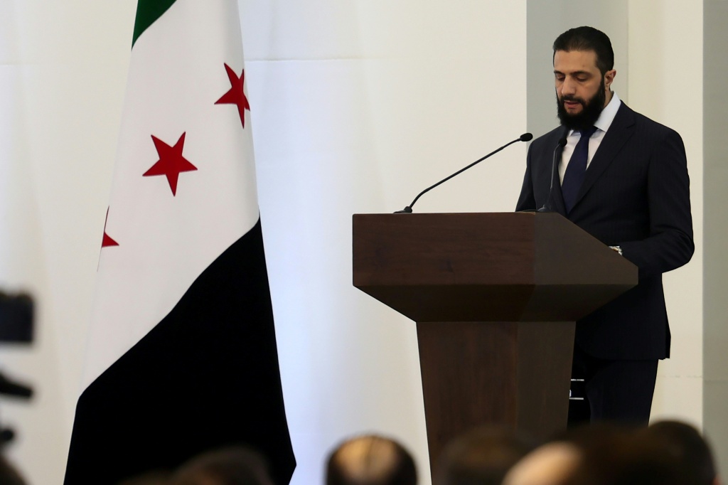    الرئيس السوري الانتقالي أحمد الشرع يلقي كلمة في دمشق في 29 آذار/مارس 2025 (أ ف ب)   