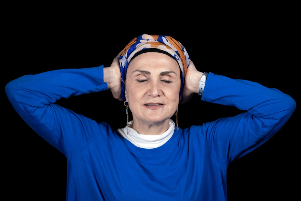 الممثلة والمخرجة المسرحية اللبنانية حنان الحاج علي خلال جلسة تصوير في الاستوديو بالعاصمة بيروت في 4 تموز/يوليو 2022 (أ ف ب)