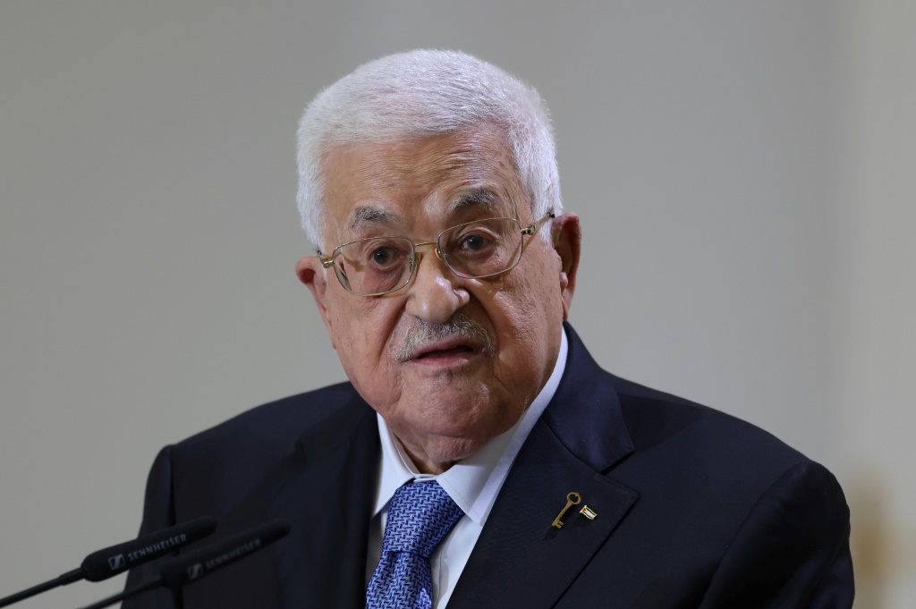 الرئيس الفلسطيني محمود عباس خلال مؤتمر صحافي مشترك مع الوزراء الإسباني بيدرو سانشيز في مدريد في 19 أيلول/سبتمبر 2024. (أ ف ب)