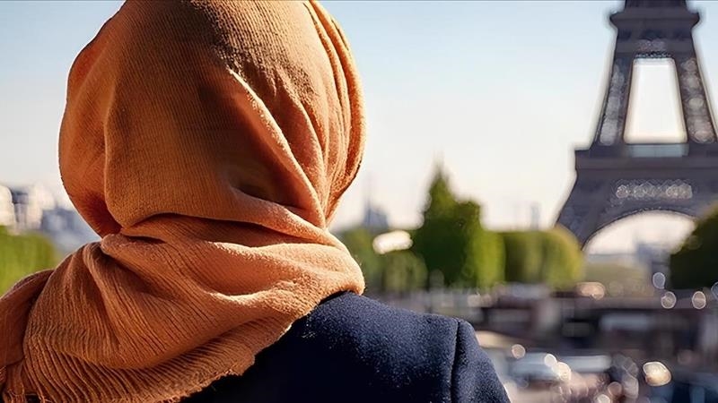وزير الداخلية الفرنسي يعتزم حظر الحجاب في الجامعات (الأناضول)