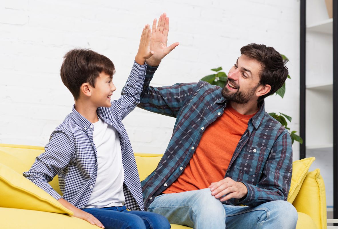 5 علامات تدل على أن طفلك مشبع بالحنان ولا يشعر بالحرمان العاطفي (سيدتي)
