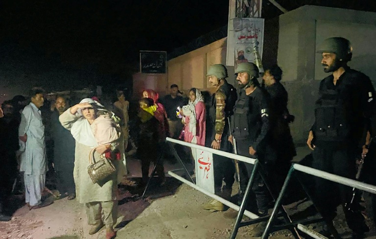 سكان يخلون منازلهم على مرأى من عسكريين يطوقون شارعا قرب موقع ضربة هندية بمدينة مظفر آباد، عاصمة الشطر الباكستاني من كشمير، في 7 أيار/مايو 2025(أ ف ب)