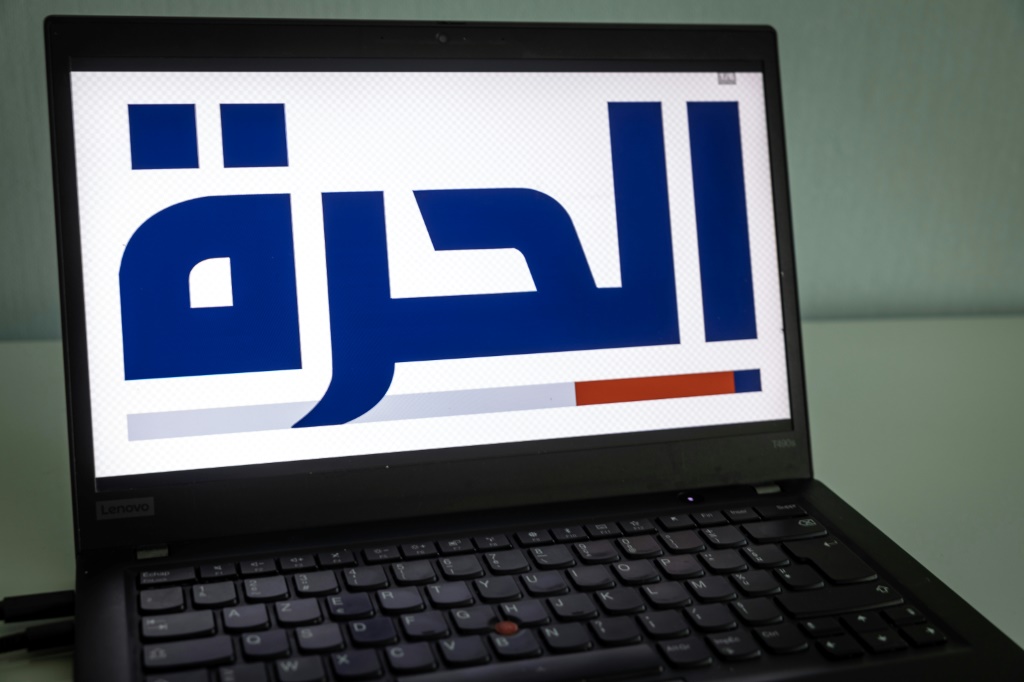  شعار قناة الحرة الأميركية الناطقة باللغة العربية على شاشة كومبيوتر في مكتب القناة في دبي في الأول من أيار/مايو 2025 (أ ف ب)